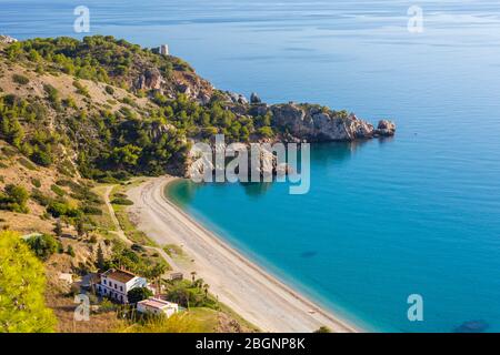 Vue sur la plage de Maro, Nerja, Costa del sol, Espagne Banque D'Images