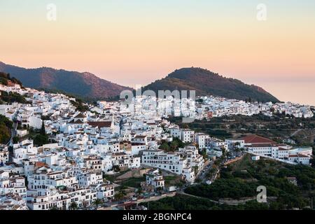 Vue sur la ville de Frigiliana au coucher du soleil, Costa del sol, Espagne Banque D'Images