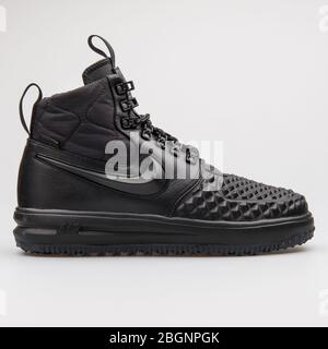 VIENNE, AUTRICHE - 22 AOÛT 2017 : Nike Lunar Force 1 Duckboot 17 – Sneaker noire sur fond blanc. Banque D'Images