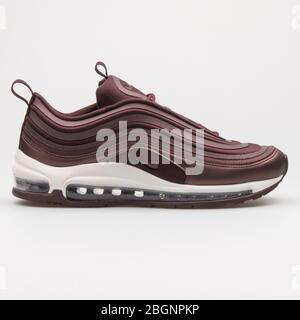 VIENNE, AUTRICHE - 22 AOÛT 2017 : sneaker Nike Air Max 97 Ultra 17 métallique bordeaux sur fond blanc. Banque D'Images