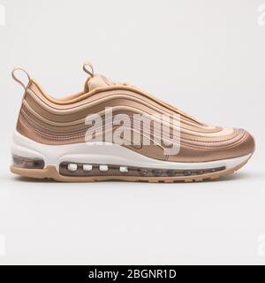 VIENNE, AUTRICHE - 22 AOÛT 2017 : sneaker en bronze métallique Nike Air Max 97 Ultra 17 sur fond blanc. Banque D'Images