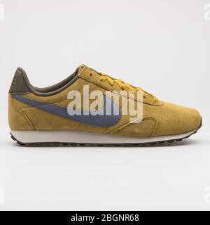 VIENNE, AUTRICHE - 22 AOÛT 2017 : Nike Premium Montréal 17 – Sneaker en cuir jaune sur fond blanc. Banque D'Images