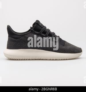 VIENNE, AUTRICHE - 24 AOÛT 2017: Adidas Tubular sneaker noire sur fond blanc. Banque D'Images