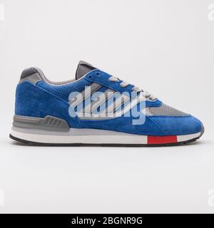 VIENNE, AUTRICHE - 24 AOÛT 2017 : Sneaker Adidas bleu et gris sur fond blanc. Banque D'Images