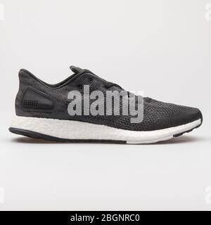 VIENNE, AUTRICHE - 24 AOÛT 2017 : Sneaker Adidas gris foncé sur fond blanc. Banque D'Images