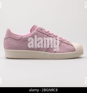 VIENNE, AUTRICHE - 24 AOÛT 2017 : Sneaker rose Adidas Superstar sur fond blanc. Banque D'Images