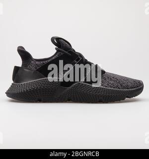 VIENNE, AUTRICHE - 24 AOÛT 2017 : Sneaker noire Adidas Prophere sur fond blanc. Banque D'Images