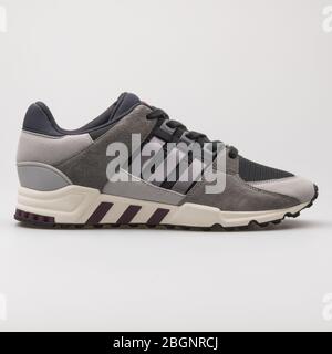 VIENNE, AUTRICHE - 24 AOÛT 2017 : Sneaker adidas EQT grise sur fond blanc. Banque D'Images