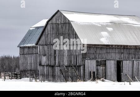 Grange en bois classique dans une région agricole de l'est de la péninsule Haute, Michigan, États-Unis [pas de mainlevée de propriété; disponible pour licence éditoriale sur Banque D'Images