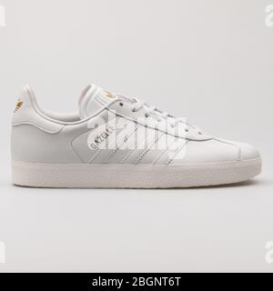 VIENNE, AUTRICHE - 24 AOÛT 2017 : Sneaker blanche Adidas Gazelle sur fond blanc. Banque D'Images