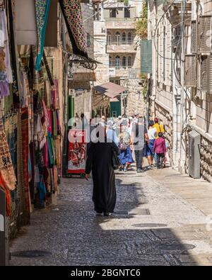 Israël, Jérusalem, une femme musulmane vêtue de vêtements traditionnels dans le quartier musulman de la vieille ville. La vieille ville de Jérusalem et ses murs sont classés au patrimoine mondial de l'UNESCO. Banque D'Images