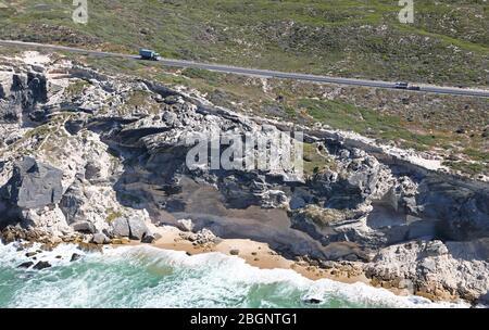 Vue aérienne de la voiture qui longe Baden Powell Drive et les falaises de l'océan Banque D'Images