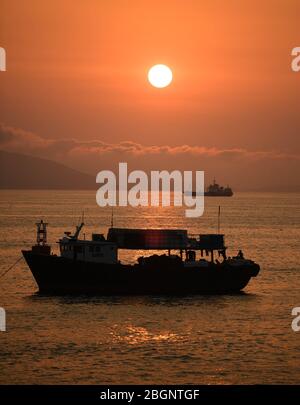 Zhuhai. 20 avril 2020. Photo prise le 20 avril 2020 de l'île de Wailingding montre des bateaux sur la mer pendant le coucher du soleil à Zhuhai, dans la province de Guangdong en Chine méridionale. Crédit: Deng Hua/Xinhua/Alay Live News Banque D'Images