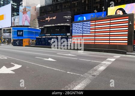 Times Square est presque déserté en raison de la pandémie COVID-19, avril 2020, New York City, États-Unis Banque D'Images