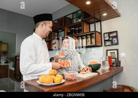 couple musulman se préparant à briser le jeûne le mois du ramadan Banque D'Images