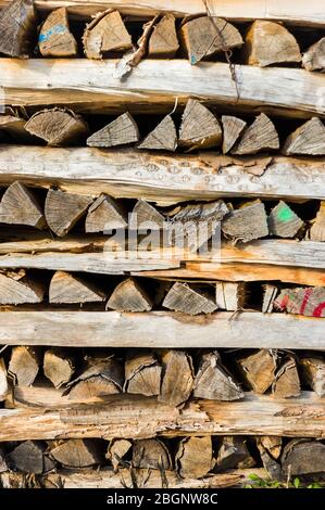 Pile de bois de bois de chauffage bien huilé dans la pile de caisses pour le séchage du bois de chauffage, du bois de chauffage, de la matière première, de la location de bois Banque D'Images