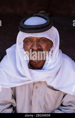 Jordan, Petra, un bédouin portant un keffiyeh (foulard) et agal (serre-tête) à Petra dans le parc archéologique de Petra est un parc national jordanien et un site classé au patrimoine mondial de l'UNESCO. Banque D'Images