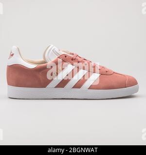 VIENNE, AUTRICHE - 29 AOÛT 2017: Adidas Gazelle pêche et sneaker blanche sur fond blanc. Banque D'Images