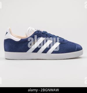 VIENNE, AUTRICHE - 29 AOÛT 2017 : Aadidas Gazelle sneaker bleu et blanc sur fond blanc. Banque D'Images