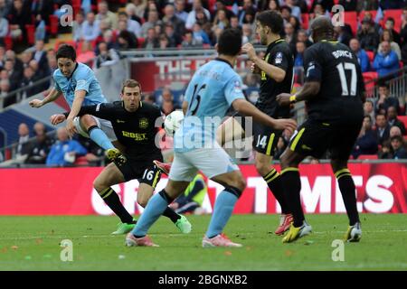 LONDRES, ANGLETERRE Samir Nasri de Manchester City pousses lors de la coupe FA avec Budweiser final match entre Manchester City et Wigan Athletic au stade Wembley à Londres le samedi 11 mai 2013. (Crédit: Mi News) Banque D'Images