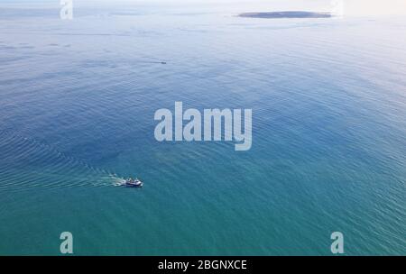 Vue aérienne du navire dans la baie de Table avec Robben Island en arrière-plan Banque D'Images