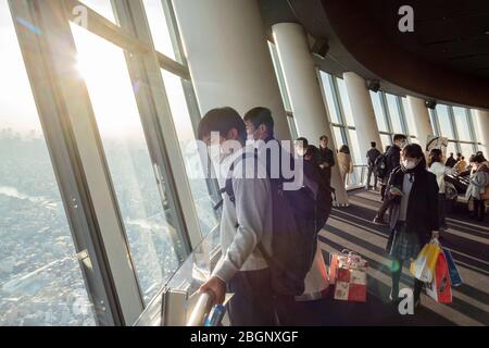 De nombreux visiteurs du quai Skytree de Tokyo portent un masque pour se protéger contre l'infection par le virus Covid-19.Tokyo, Japon 7 février 2020 Banque D'Images