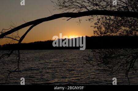 Potsdam, Allemagne. 22 avril 2020. Le soleil se lève sur la Jungfernsee (Brandebourg). Crédit: Paul Zinken/dpa-zb-Zentralbild/dpa/Alay Live News Banque D'Images