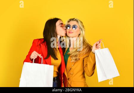 Vendredi noir. Divertissement et cadeaux. Offre exceptionnelle. Look sophistiqué. Faites du shopping. Ventes de printemps. Femmes dans la veste de printemps. Promotion du produit. Shopping pour les filles. Centre commercial. Boutique de luxe. Banque D'Images