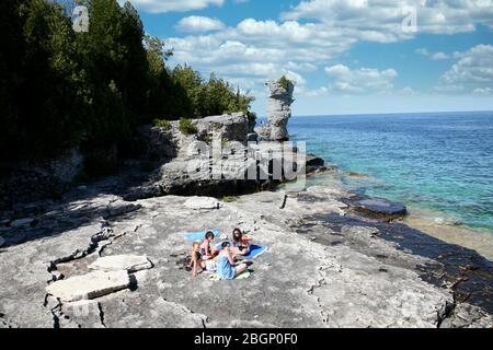 Canada, Ontario, Tobermory, parc national de Bruce Peninsular, baie Georgienne, secteur du lac Emmet, île Flowerpot, port, formation de roches, Little Tub Harbo Banque D'Images