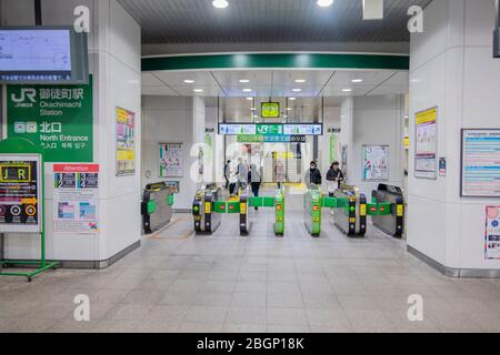 La barricade verte de la gare JR Okachimachi le matin avec les Japonais marchant autour. Tokyo, Japon 8 février 2020 Banque D'Images