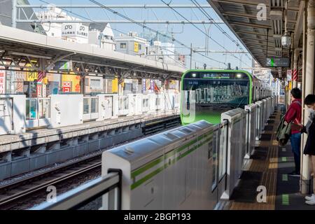 Train vert de la ligne Yamanote à la gare d'Okachimachi qui fournit des passagers à la gare de shijuku. Tokyo, Japon 8 février 2020 Banque D'Images