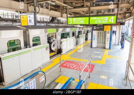 Le train japonais sur la plate-forme ouvre la porte pour livrer le passager. Tokyo, Japon 8 février 2020 Banque D'Images