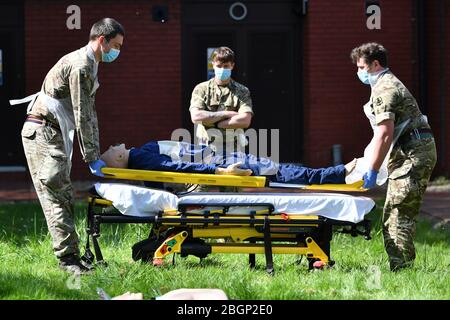 Le personnel militaire du premier Bataillon, Royal Welsh apprend le soutien de base à la vie lorsqu'il participe à une formation d'induction de pilotes d'ambulance militaire à la gare d'Ambulance de Taunton, à Taunton, dans le Somerset, pour soutenir South West Ambulance Service Trust (SWAST) dans la bataille contre COVID-19. Banque D'Images