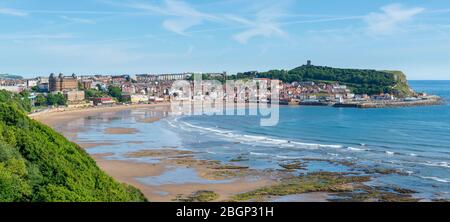 Vue panoramique sur Scarborough South Bay, le Grand Hôtel, le château et le port lors d'une journée d'été ensoleillée Banque D'Images