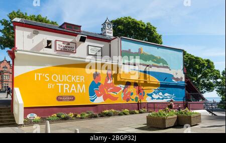 Murale sur le côté de la falaise ascenseur à Scarborough - le plus ancien funiculaire du Royaume-Uni Banque D'Images