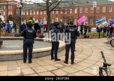 CHARLOTTE, CAROLINE DU NORD/États-Unis - 7 février 2020: Les policiers de Charlotte se tiennent près d'un petit groupe de manifestants en attente du président Donald Trump' Banque D'Images