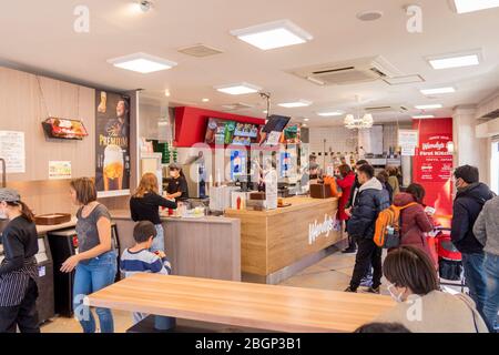 Restaurant de hamburgers de cuisine Wendy First au musée d'art numérique du bâtiment mori avec des Japonais dans les environs. Tokyo, Japon 8 février 2020 Banque D'Images