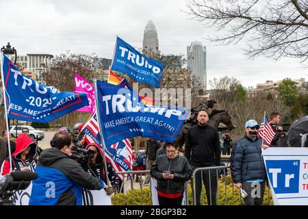 CHARLOTTE, CAROLINE DU NORD/États-Unis - 7 février 2020 : les partisans de Trump attendent aux côtés des manifestants sa visite à Charlotte, en Caroline du Nord, le 7 février, Banque D'Images