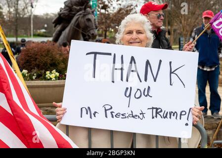 CHARLOTTE, CAROLINE DU NORD/États-Unis - 7 février 2020 : la femme a un signe de soutien au président Donald Trump lors de sa visite à Charlotte, Caroline du Nord Banque D'Images