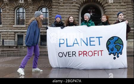 Hambourg, Allemagne. 06 mars 2020. Les élèves protestent pendant un vendredi pour une manifestation future derrière une bannière avec l'inscription « Planet over profit » devant l'hôtel de ville de Hambourg. Crédit: Markus Scholz/dpa/Alay Live News Banque D'Images