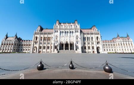 Budapest, Hongrie - 20 avril 2020: Construction du Parlement hongrois Orszaghaz sur la place Kossuth. Siège de l'Assemblée nationale de Hongrie Banque D'Images