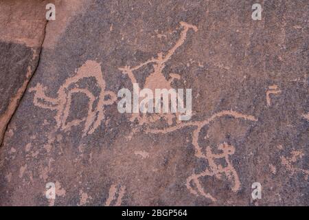 Jordanie, Wadi Rum Protected Area, ancien art rupestre représentant une caravane de chameaux dans le canyon de Khaz'ali dans la zone protégée de Wadi Rum, site classé au patrimoine mondial de l'UNESCO. Les pétroglyphes sont d'origine thamudique et ont plus de 2000 ans. Banque D'Images