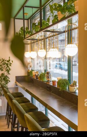 Intérieur confortable du restaurant dans les lumières du matin avec grande fenêtre Banque D'Images