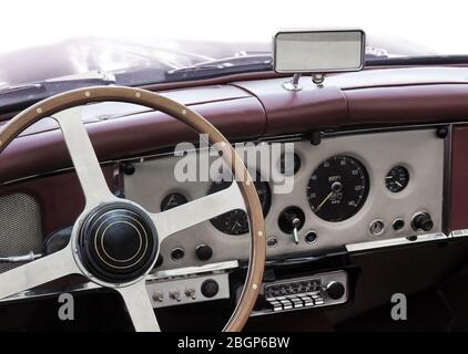 Tableau de bord d'une vieille voiture classique avec des instruments de mesure et volant en bois Banque D'Images