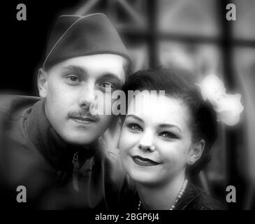 Portrait monochrome en gros plan de jeunes couples adorés des années 1940, isolés lors de la deuxième guerre mondiale des années 1940, au Royaume-Uni. Couple vintage. Nous nous reverrons. Banque D'Images