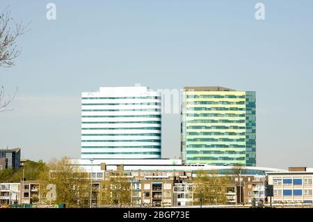 Arnhem, Pays-Bas - 16 avril 2020: Les deux immeubles de bureaux WTC à Arnhem, Pays-Bas Banque D'Images