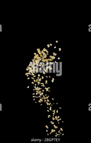 Popcorn préparé volant isolé sur fond noir, Banque D'Images