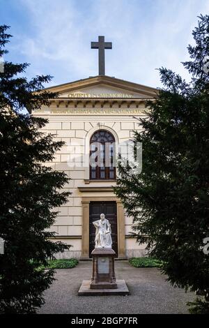 Le monument culturel de la Tombeau de Dietrichstein avec l'église Sainte-Anne, Mikulov, Moravie, République tchèque, journée d'été ensoleillée Banque D'Images