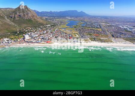 Photo aérienne de la plage de Muizenberg avec la montagne de la table en arrière-plan Banque D'Images