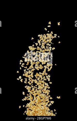 Popcorn préparé volant isolé sur fond noir, Banque D'Images